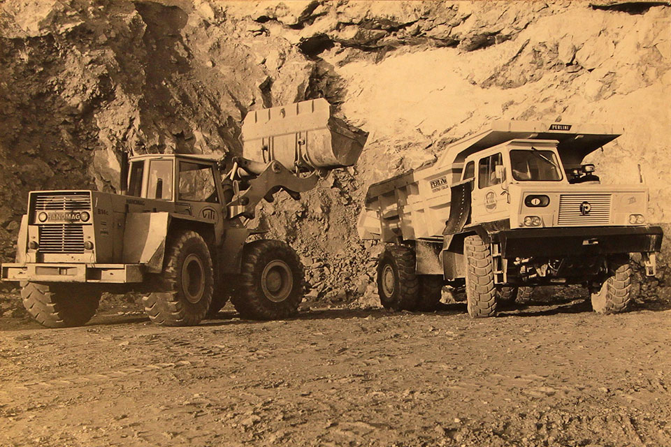 Foto storica dei mezzi pesanti dell'azienda
